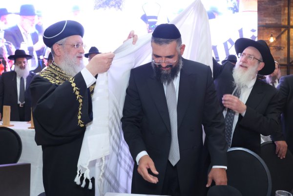 במעמד מרגש: הרב ארז אלחרר הוכתר לרבה הראשי של הוד השרון 