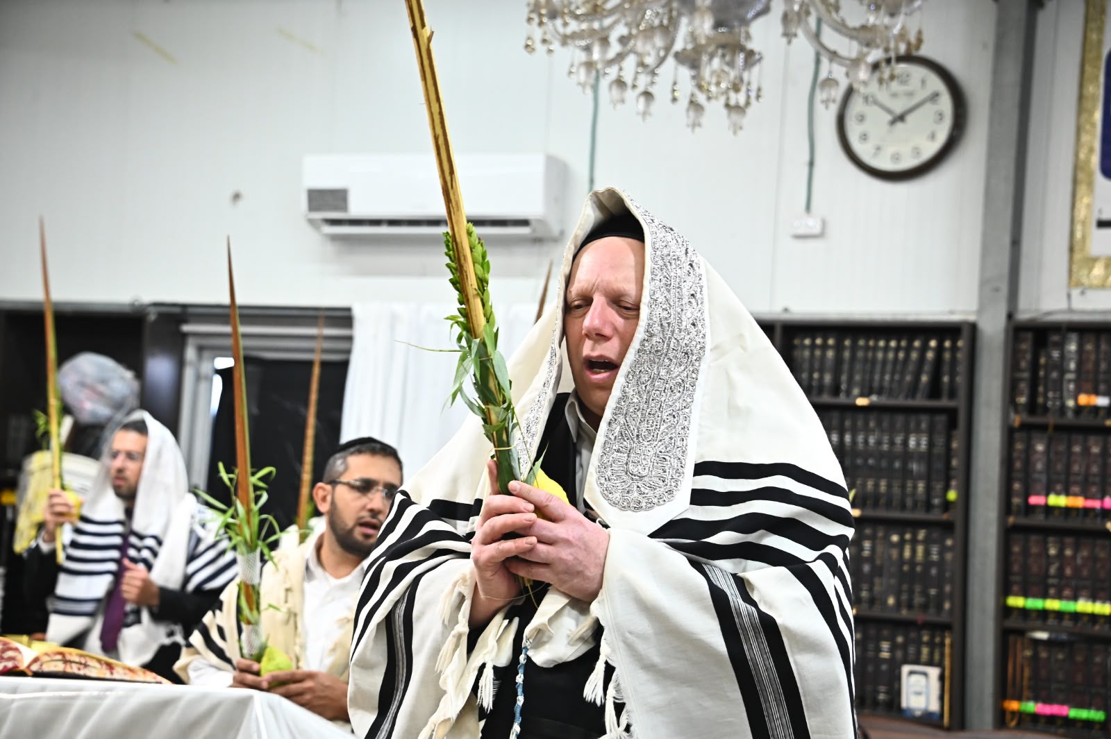 הרב ליאור גלזר בתפילת שחרית בהיכל המוסדות
