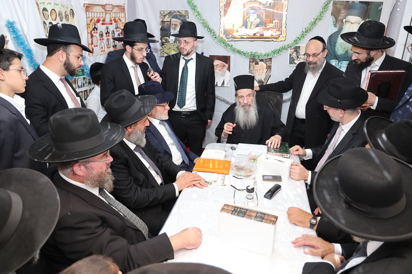 מעמד הקבלת פני רבו בסוכת הצדיק רבי ניסים בן שמעון שליט"א, בהשתתפות רבני ומנהלי 2000 (צילום: נועם אליהו)