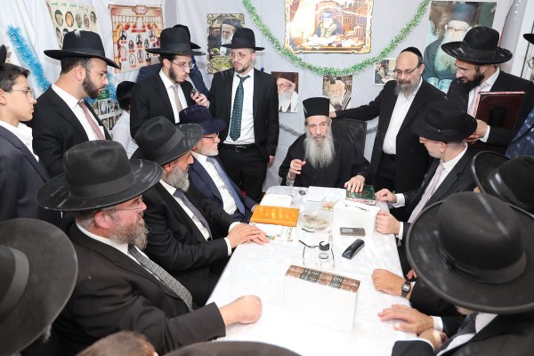 מעמד הקבלת פני רבו בסוכת הצדיק רבי ניסים בן שמעון שליט