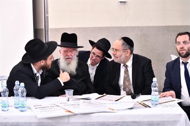 במעמד יו"ר נשיאות רשת 'שובו' בישראל המשגיח הגר"ח ואלקין שליט"א הוכתרו חתני ההלכה שע"י רשת החינוך והקירוב 'שובו' במעמד יו"ר נשיאות רשת 'שובו' בישראל המשגיח הגר"ח ואלקין שליט"א הוכתרו חתני ההלכה שע"י רשת החינוך והקירוב 'שובו'