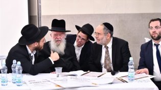 במעמד יו"ר נשיאות רשת 'שובו' בישראל המשגיח הגר"ח ואלקין שליט"א הוכתרו חתני ההלכה שע"י רשת החינוך והקירוב 'שובו'