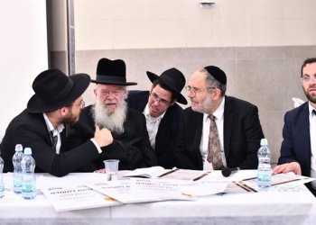 במעמד יו"ר נשיאות רשת 'שובו' בישראל המשגיח הגר"ח ואלקין שליט"א הוכתרו חתני ההלכה שע"י רשת החינוך והקירוב 'שובו'