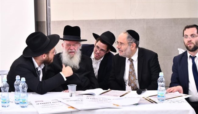 במעמד יו"ר נשיאות רשת 'שובו' בישראל המשגיח הגר"ח ואלקין שליט"א הוכתרו חתני ההלכה שע"י רשת החינוך והקירוב 'שובו'