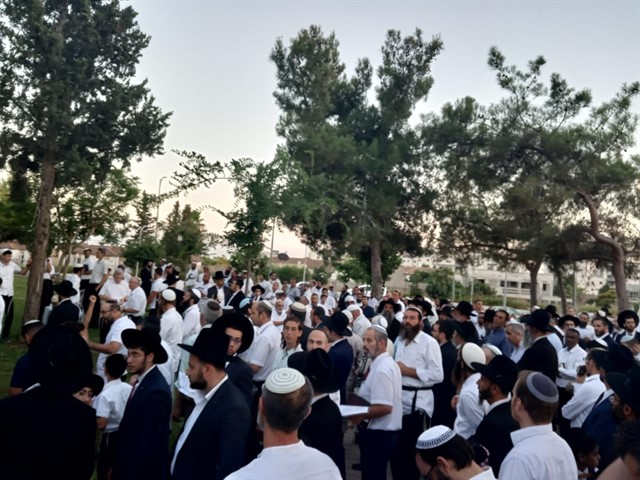 "מלחמה על הבית" - עקב פתיחת קיוסק בשבת בעיר חריש - אלפים ערכו קבלת שבת ברחובה של עיר "מלחמה על הבית" - עקב פתיחת קיוסק בשבת בעיר חריש - אלפים ערכו קבלת שבת ברחובה של עיר