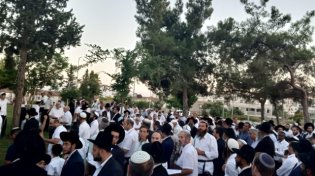 "מלחמה על הבית" - עקב פתיחת קיוסק בשבת בעיר חריש - אלפים ערכו קבלת שבת ברחובה של עיר