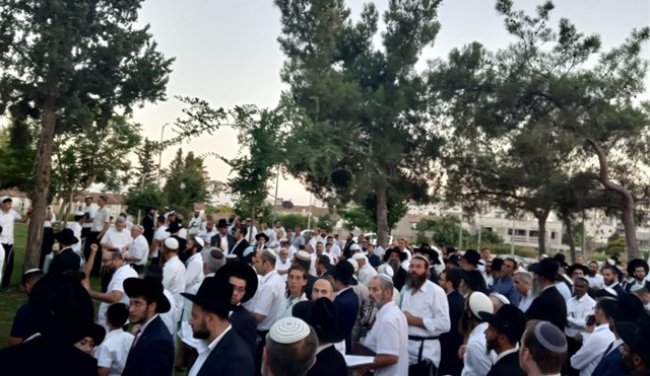 "מלחמה על הבית" - עקב פתיחת קיוסק בשבת בעיר חריש - אלפים ערכו קבלת שבת ברחובה של עיר