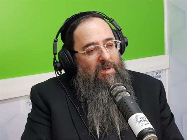 צפו : הרב בוחבוט מאתגר את רון קובי "אני מזמין אותך ללמוד איתי הלכות שבת" צפו : הרב בוחבוט מאתגר את רון קובי "אני מזמין אותך ללמוד איתי הלכות שבת"