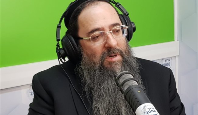 צפו : הרב בוחבוט מאתגר את רון קובי  "אני מזמין אותך ללמוד איתי הלכות שבת"