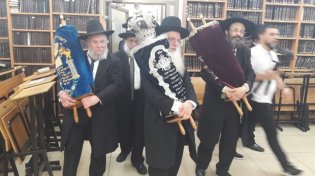 מרגש : המשטרה השיבה את ספרי התורה שנגנבו