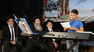 מרגש : "בזכותכם אבא מניח תפילין ובבית שומרים שבת, היום אני מצטרף לעול המצוות"