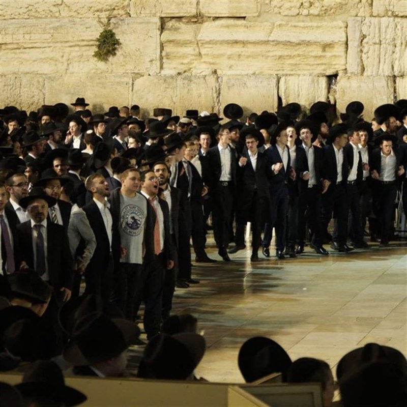 מוצאי חג שבועות - אלפים בתפילה בכותל המערבי. מוצאי חג שבועות - אלפים בתפילה בכותל המערבי.