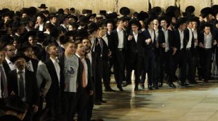 מוצאי חג שבועות - אלפים בתפילה בכותל המערבי.