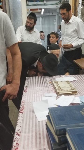 תיעוד : לקראת חג מתן תורה הרב יונתן ענבה הגיע להתברך עם תלמידיו אצל מרן שר התורה תיעוד : לקראת חג מתן תורה הרב יונתן ענבה הגיע להתברך עם תלמידיו אצל מרן שר התורה