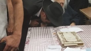 תיעוד : לקראת חג מתן תורה הרב יונתן ענבה הגיע להתברך עם תלמידיו אצל מרן שר התורה