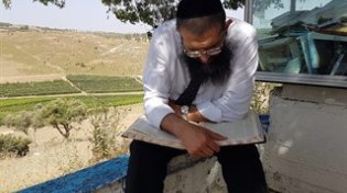 צפו: הרב שמעון מועלם בציונו של השל"ה הקדוש