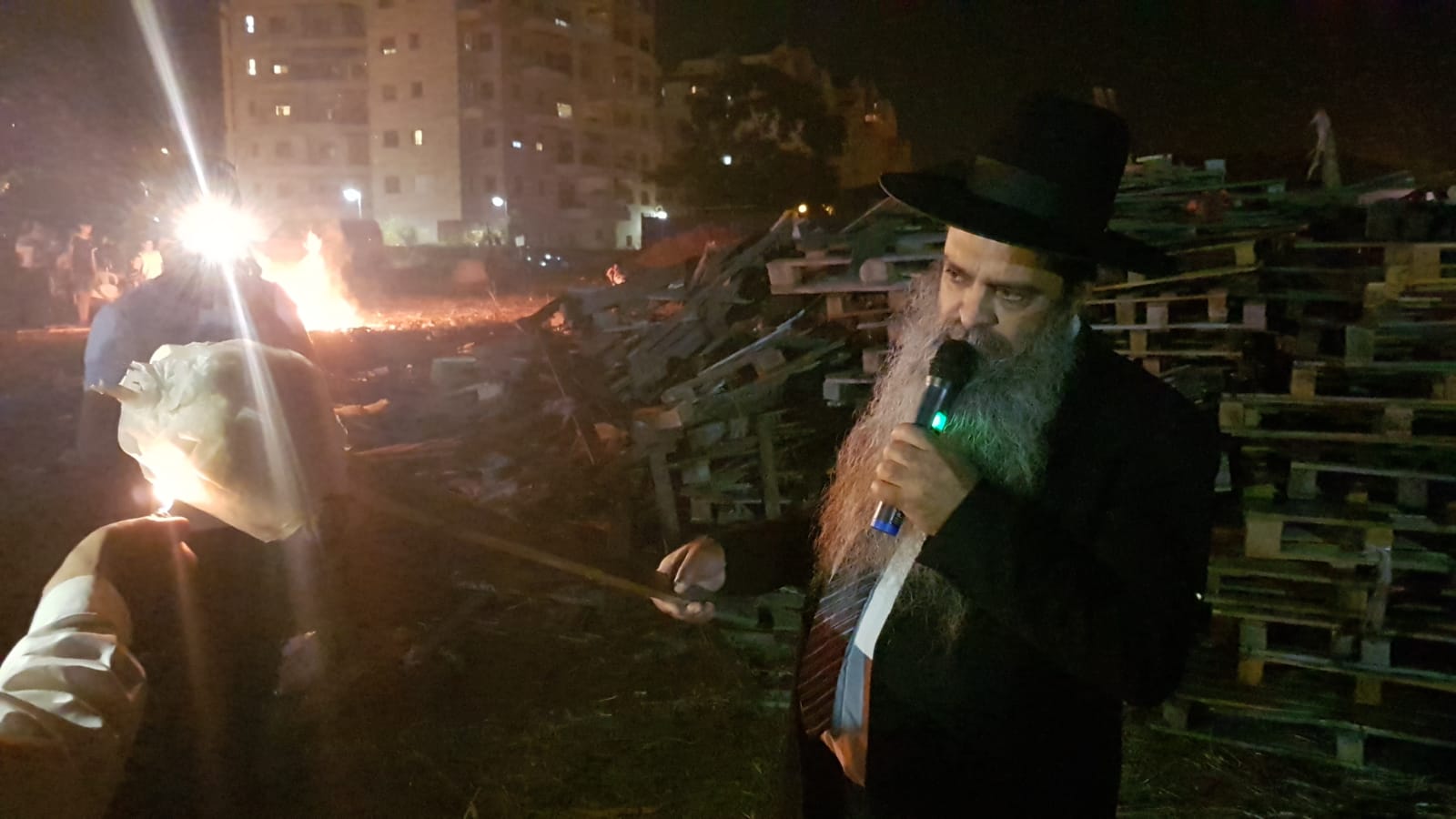 צפו בגלריה : גדול מזכה הרבים הגאון הגדול הרב רפאל זר בהדלקת מדורה צפו בגלריה : גדול מזכה הרבים הגאון הגדול הרב רפאל זר בהדלקת מדורה