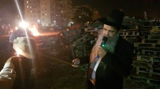 צפו בגלריה : גדול מזכה הרבים הגאון הגדול הרב רפאל זר בהדלקת מדורה