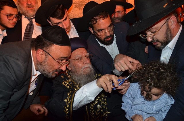 צפו בגלריה : ההדלקה אצל זקן הראשון לציון הרב בקשי דורון צפו בגלריה : ההדלקה אצל זקן הראשון לציון הרב בקשי דורון