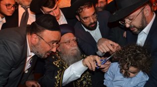 צפו בגלריה : ההדלקה אצל זקן הראשון לציון הרב בקשי דורון