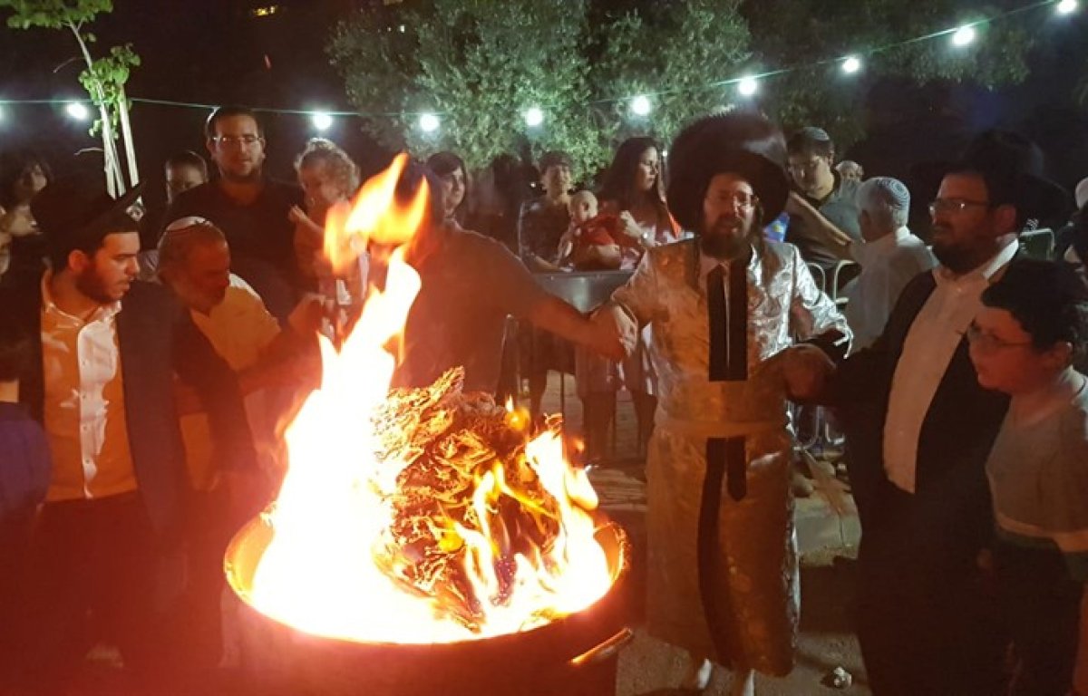 צפו בגלריה : ההדלקה המרכזית לכבוד התנא האלוקי רבי שמעון בר יוחאי בחצר הקודש מעזבוז