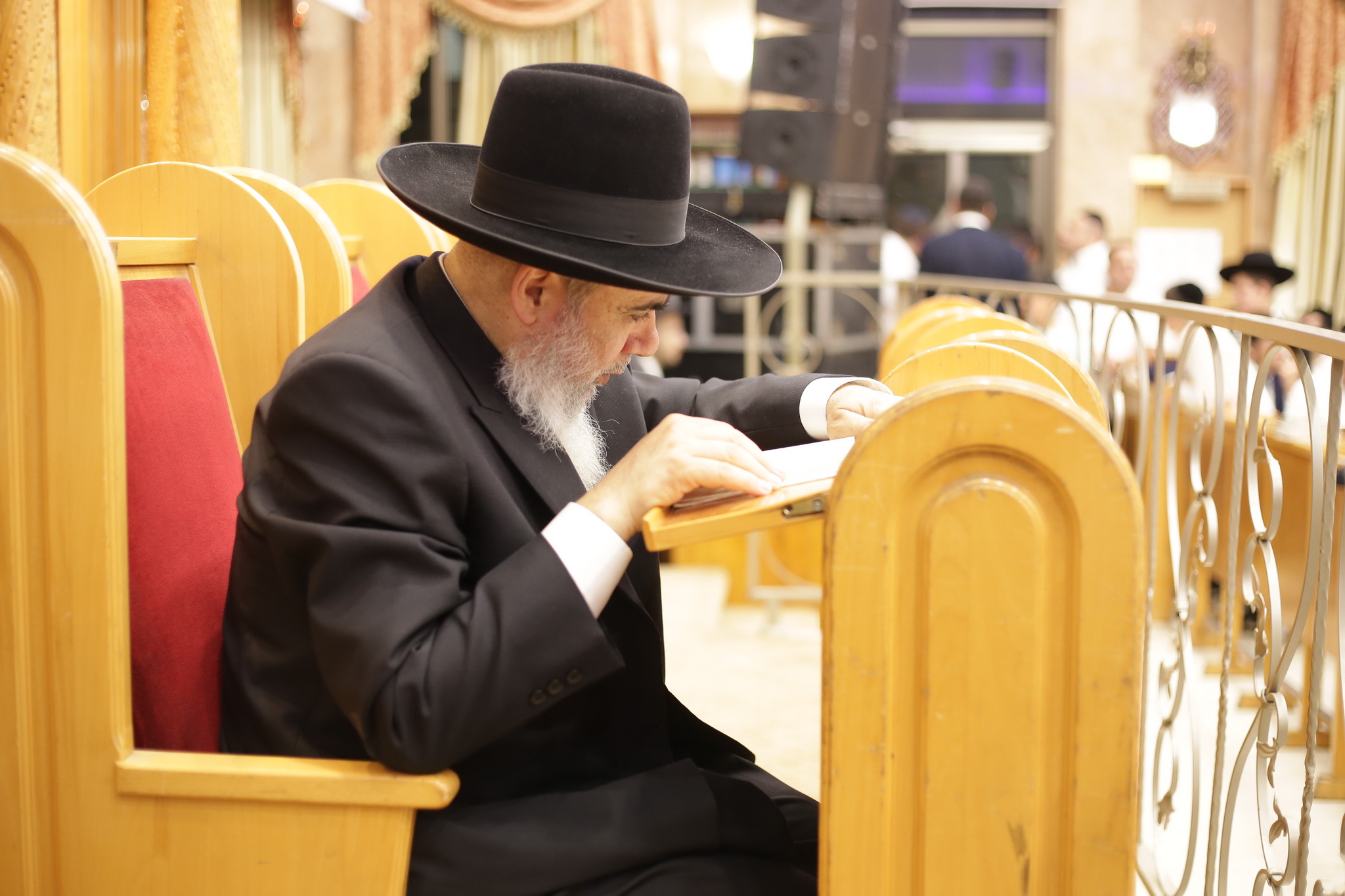 צפו בגלריה : מרן ראש הישיבה חכם שלום כהן בכינוס רוממות: "הדרך לרומם בחור היא רק ע"י חיבה והערכה"