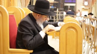 צפו בגלריה : מרן ראש הישיבה חכם שלום כהן בכינוס רוממות: "הדרך לרומם בחור היא רק ע"י חיבה והערכה"