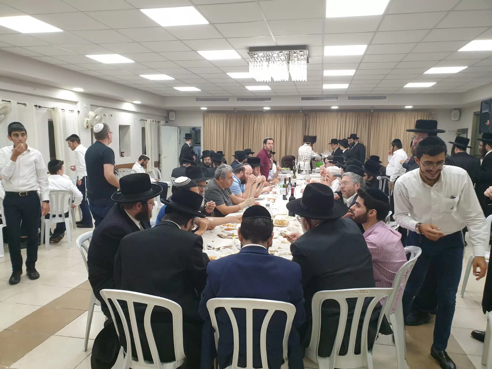 צפו : טיש וליל סדר פסח שני בראשות כ"ק האדמו"ר ממעזבוז