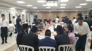 צפו : טיש וליל סדר פסח שני בראשות כ"ק האדמו"ר ממעזבוז