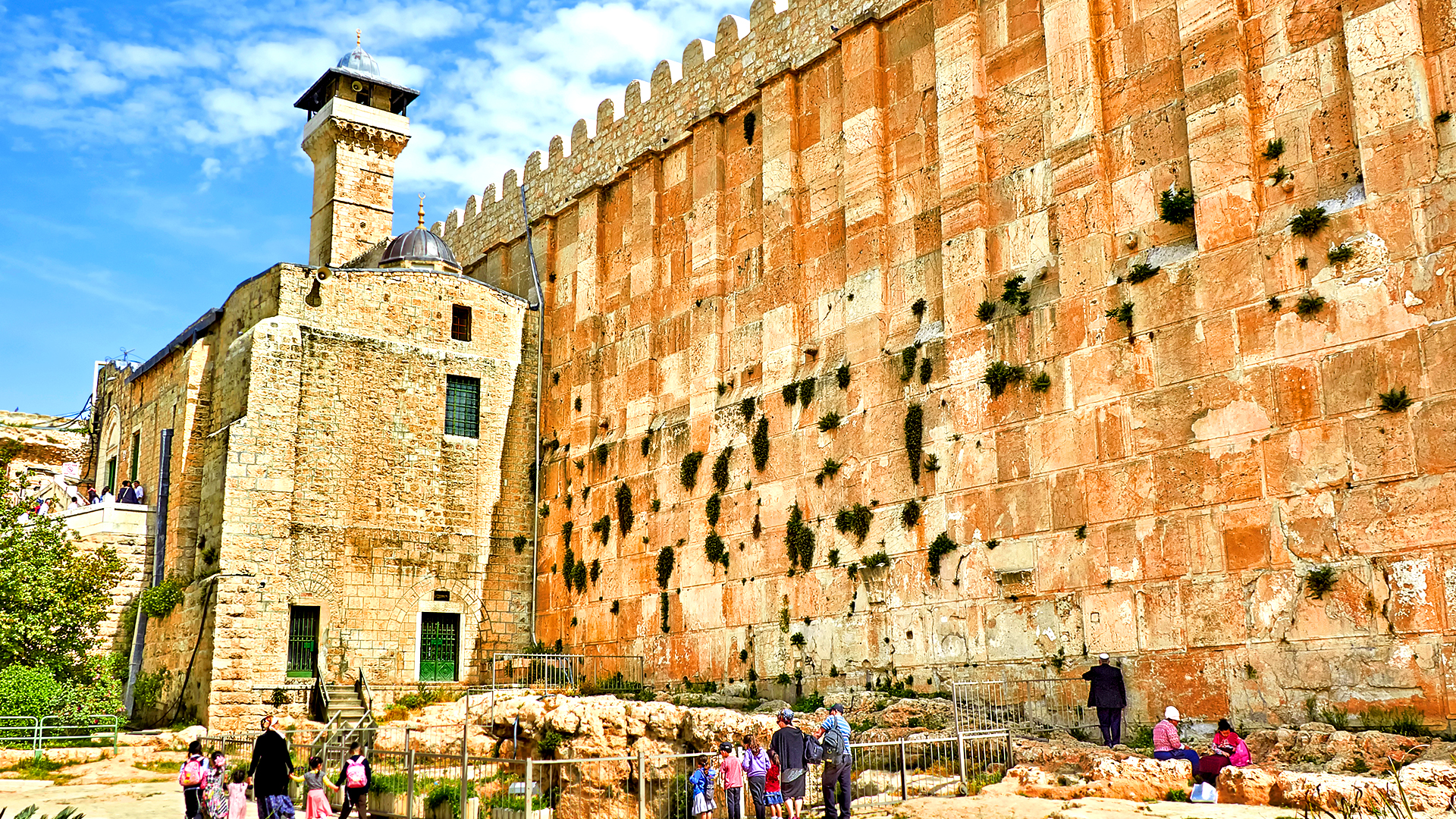 נס במערת המכפלה: נערה עבריה נעצרה עם סכין ביד