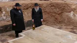 תגלית היסטורית: נחשף ציונו המקורי של רבי לוי יצחק מברדיטשוב זי"ע כשלצידו שלושת בניו