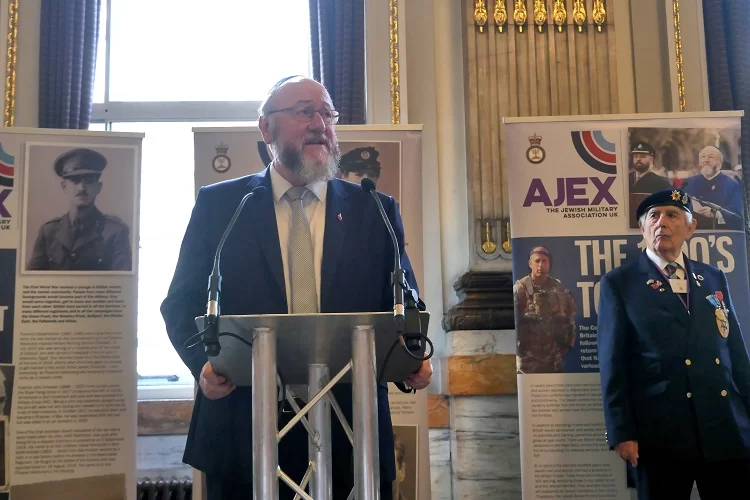 רבה הראשי של בריטניה: "בתי הכנסת צריכים להיות סגורים"