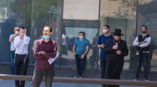 רבה של אור יהודה הנחה את הגבאים: "חוזרים להתפלל מחוץ לבתי הכנסת"