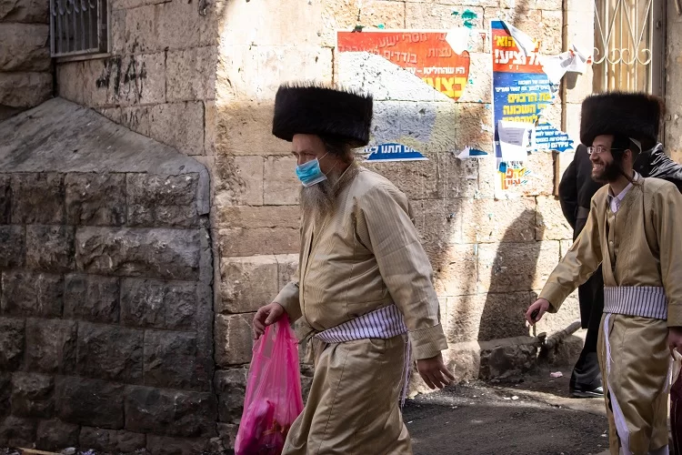 פסק הלכה מפתיע: "אם המסכה מציקה, מותר להתגלח בערב שבת בשלושת השבועות"