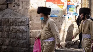 פסק הלכה מפתיע: "אם המסכה מציקה, מותר להתגלח בערב שבת בשלושת השבועות"