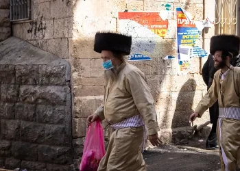 פסק הלכה מפתיע: "אם המסכה מציקה, מותר להתגלח בערב שבת בשלושת השבועות"