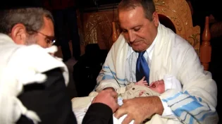 סערה בצרפת בעקבות השמועות: הפוסק מבהיר: "חלילה מלבטל מצוות מילה"