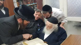 מרן שר התורה הגר"ח קנייבסקי לנער שהתרחק: "אתה צריך להוריד את הבלורית"