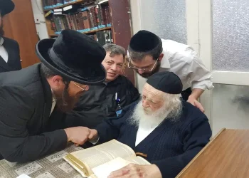 מרן שר התורה הגר"ח קנייבסקי לנער שהתרחק: "אתה צריך להוריד את הבלורית"