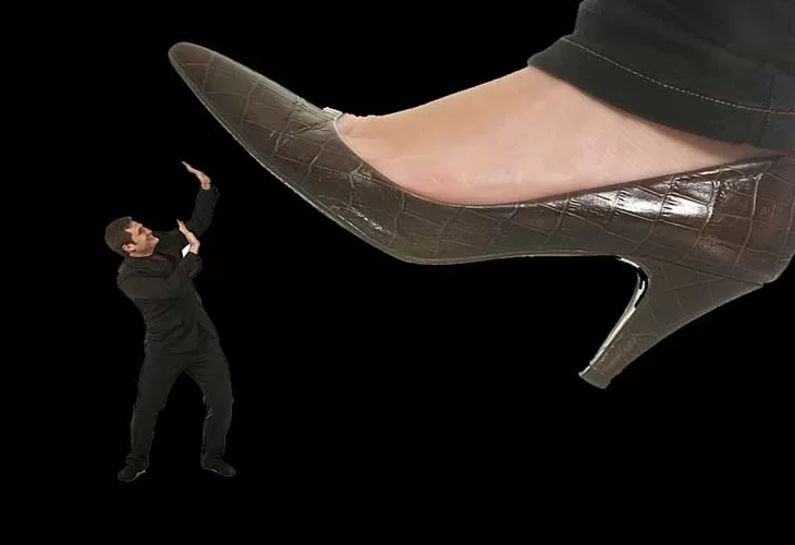 אישה חזקה וגבר חלש