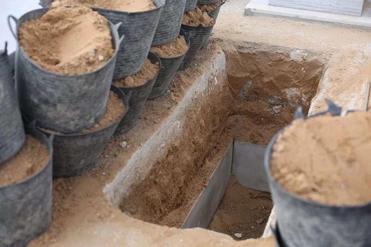 קבורת מכפלה: אב שבתו הצעירה נפטרה מבקש להיקבר מעליה