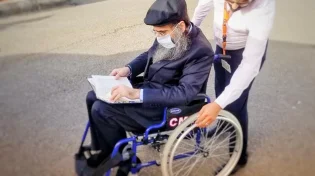 התפללו: האדמו"ר רבי יאשיהו פינטו טס לטיפול רפואי