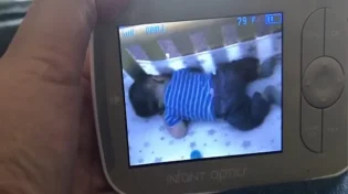ההורים נחרדו כשראו דמות &rsquo;על טבעית&rsquo; על צג התינוק מעירה את בנם משנתו