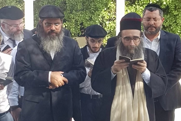 האדמו"ר רבי יאשיהו פינטו בתפילה מיוחדת מציונו של רבי עמרם בן דיוואן שבמרוקו