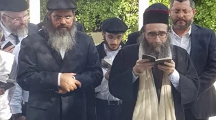 האדמו"ר רבי יאשיהו פינטו בתפילה מיוחדת מציונו של רבי עמרם בן דיוואן שבמרוקו