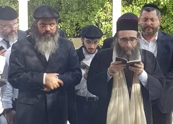 האדמו"ר רבי יאשיהו פינטו בתפילה מיוחדת מציונו של רבי עמרם בן דיוואן שבמרוקו