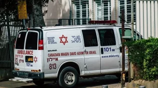 מחריד: הזקנה שנשדדה והותקפה משחזרת: "התחלתי להתפלל ואמרתי, אלוקים, בזכות התהילים תציל אותי"