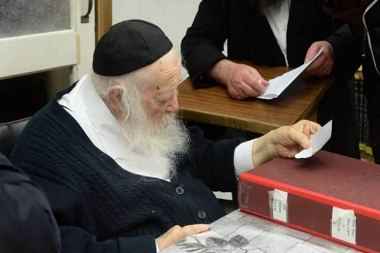 מפעים: מרן הגר"ח קנייבסקי סיפר: "האברכים עשו שילוח הקן וזכו בבנים זכרים"