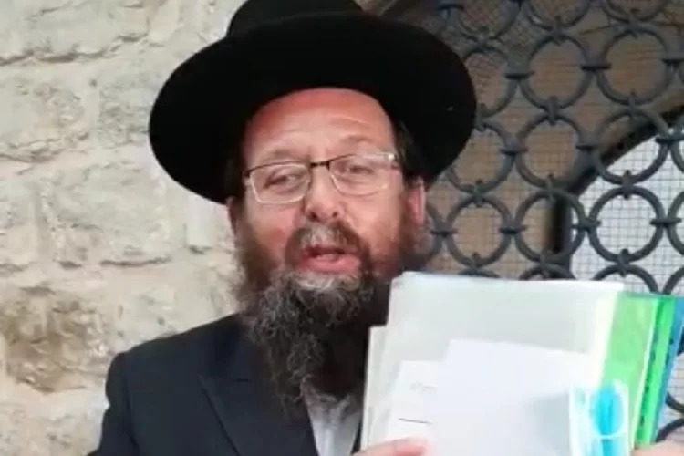 הרב מנחם וייס מתפלל על צופי ומאזיני ערוץ 2000 לשנה טובה ומתוקה