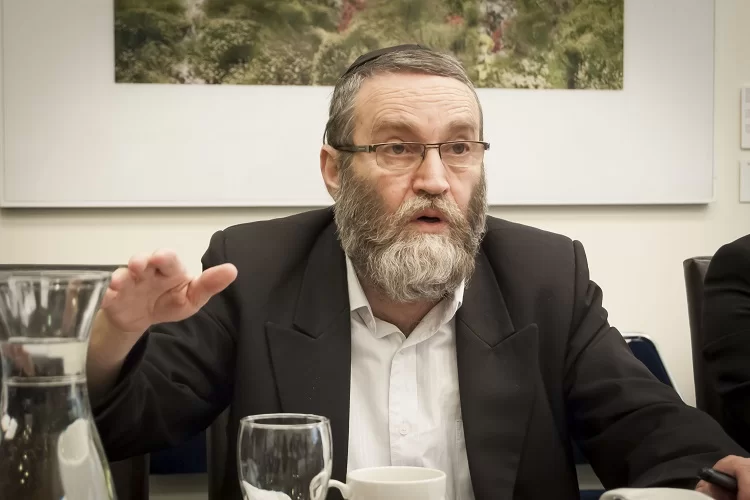 בדיקת המזוזות שהצילה את יור דגל התורה חבר הכנסת משה גפני